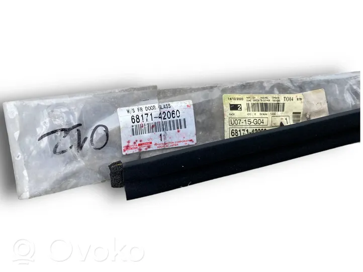 Toyota RAV 4 (XA40) Rivestimento della portiera anteriore (modanatura) 6817142060