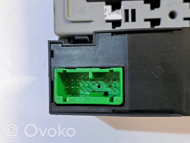 Volvo V70 Releju montāžas bloks 8688562