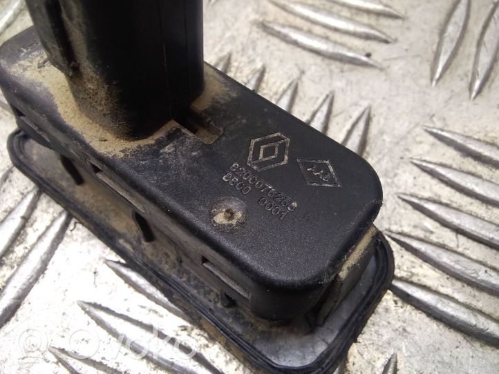 Renault Megane II Przełącznik / Przycisk otwierania klapy bagażnika 8200076256