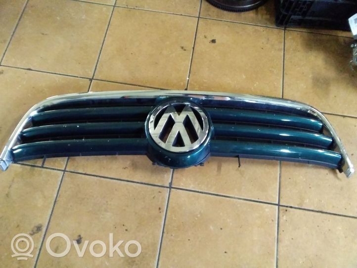 Volkswagen Multivan T5 Grille calandre supérieure de pare-chocs avant 