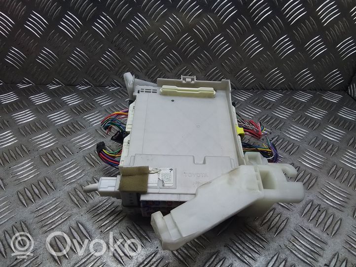 Toyota Prius (XW30) Sulakemoduuli 8273047450A