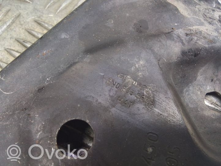 Volkswagen Tiguan Jäähdyttimen kehyksen suojapaneelin kiinnike 5N0805567B