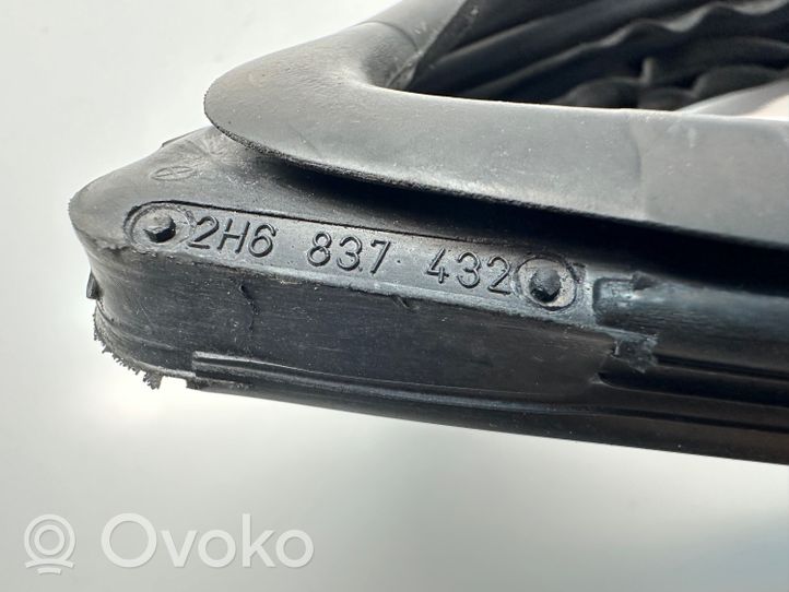 Volkswagen Amarok Listwa / Uszczelka szyby drzwi przednich 2H6837432