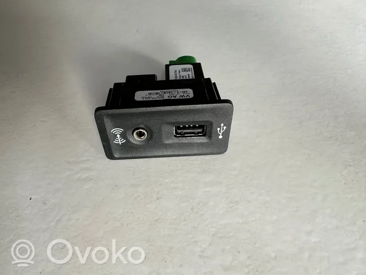 Volkswagen Amarok USB-pistokeliitin 5Q0035726E