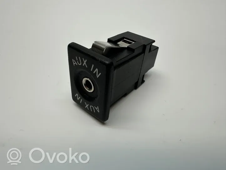 Volkswagen Amarok Enchufe conector entrada auxiliar 5N0035724