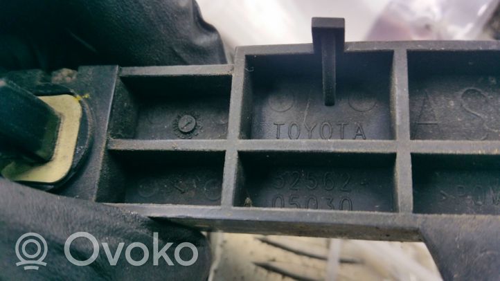 Toyota Avensis T270 Soporte de montaje del parachoques trasero 5256205030