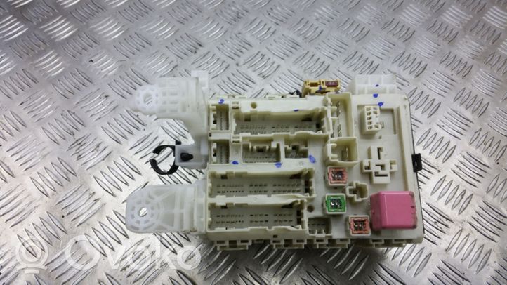 Toyota Avensis T270 Fuse module 8273005150B