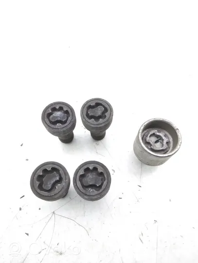 Volkswagen Scirocco Anti-theft wheel nuts and lock 