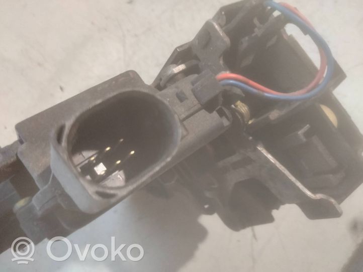 Volkswagen Golf IV Rear door lock 