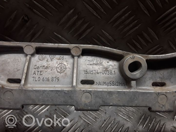 Volkswagen Touareg I Staffa di montaggio del compressore dell’A/C 7L0616879