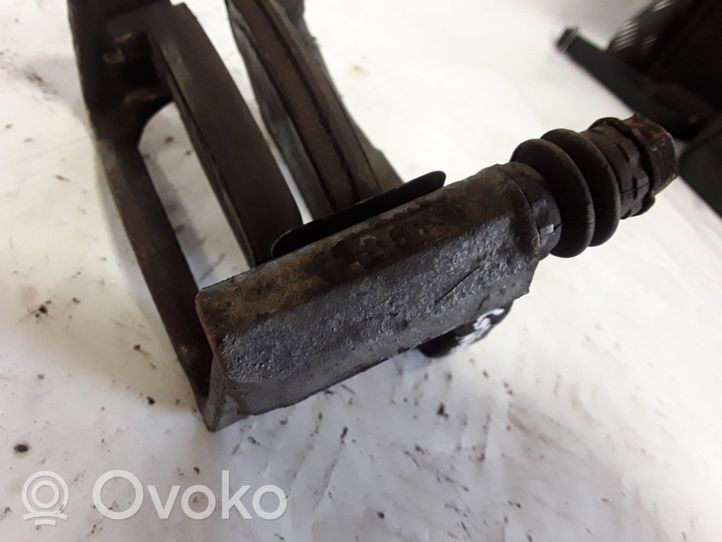 Volkswagen Tiguan Supporto della pinza del freno posteriore 8811