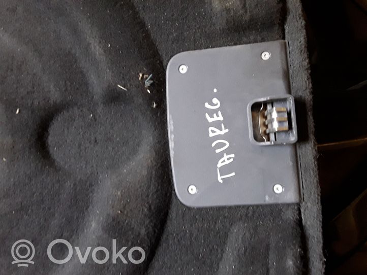 Volkswagen Touareg I Bagažinės kilimas 7L6863546