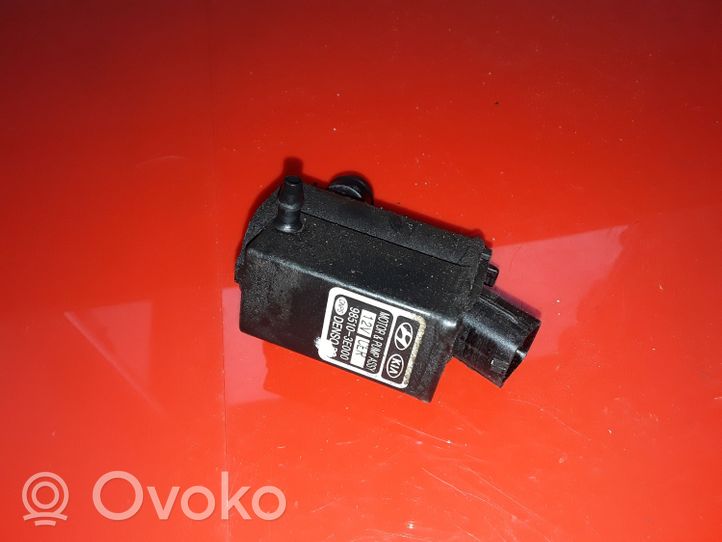 KIA Carens II Pompe de lave-glace de pare-brise 985103E000