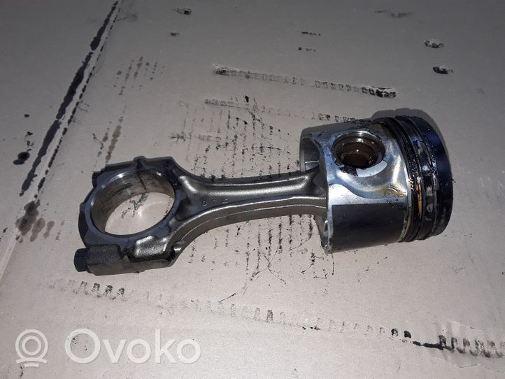 Toyota Avensis T220 Piston avec bielle 82L73