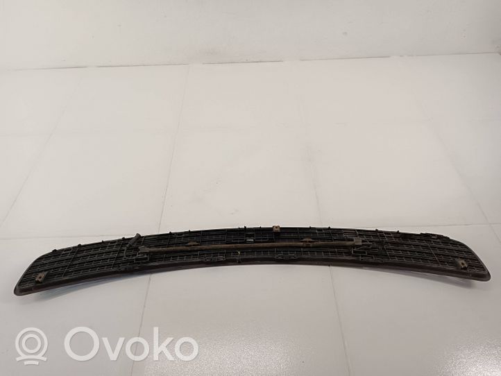 Mercedes-Benz C W203 Kratka wlotu powietrza na maskę 2038800205