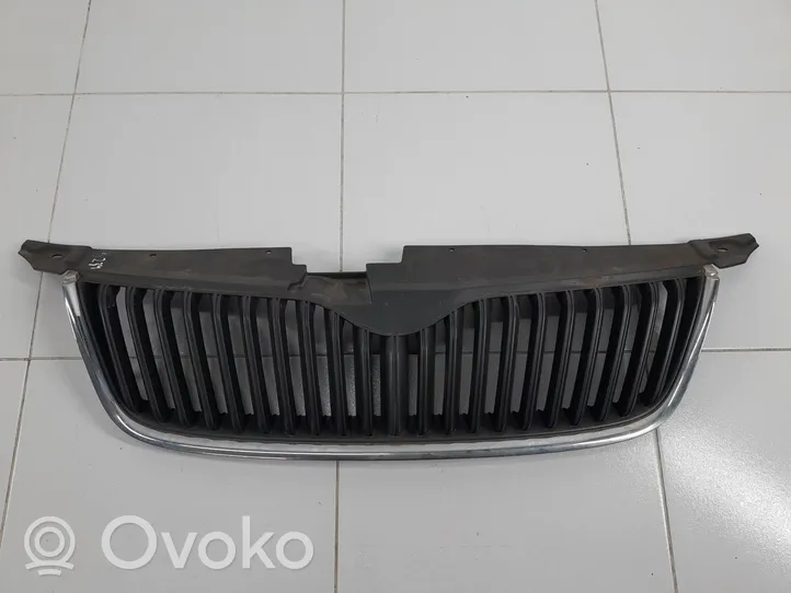 Skoda Yeti (5L) Maskownica / Grill / Atrapa górna chłodnicy 5L0853668