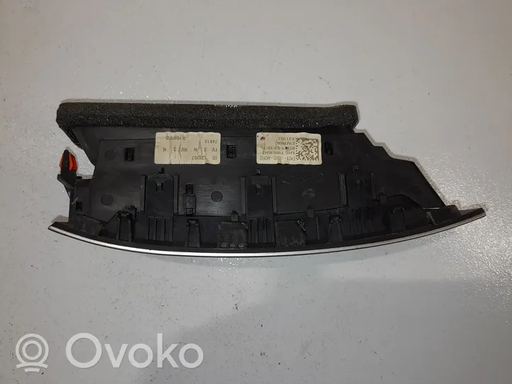 Ford S-MAX Kojelaudan sivutuuletussuuttimen kehys EM2B19C682AK3F02