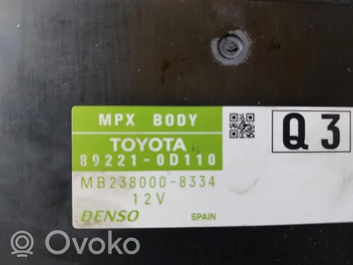 Toyota Yaris Ramka / Moduł bezpieczników 892210D110