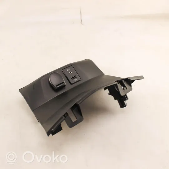 Nissan X-Trail T32 Connettore plug in AUX 795405004