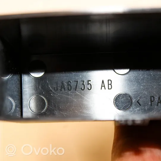 Jaguar XK8 - XKR Задний держатель / кронштейн для внешней ручки открытия LJA6735AB