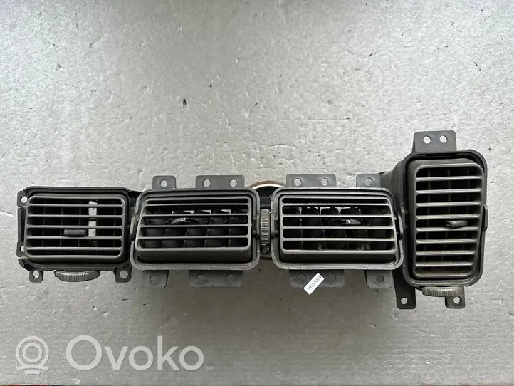 Nissan Patrol Y61 Grille d'aération centrale 68750VB000