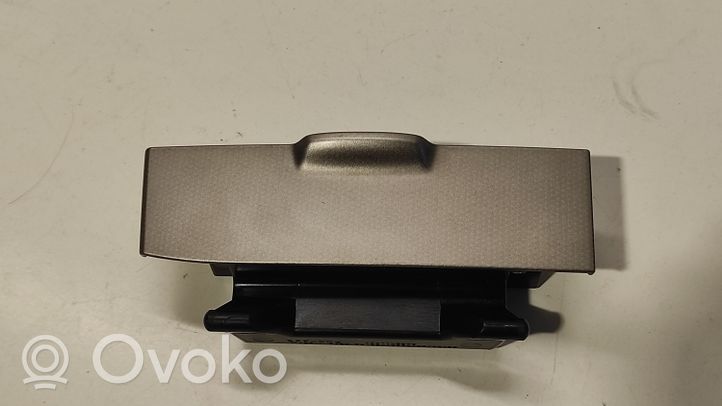 Toyota Corolla Verso E121 Peleninė panelėje 1A411007G