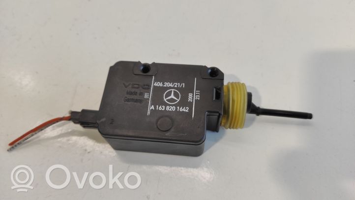 Mercedes-Benz ML W163 Siłownik klapki wlewu paliwa A1635450214