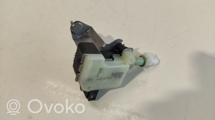 Toyota Avensis T250 Motorino del tappo del serbatoio del carburante 7703005011