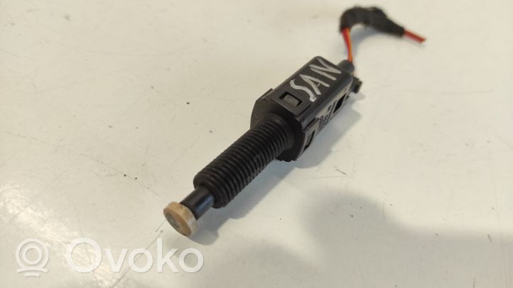 Volkswagen PASSAT B5 Clutch pedal sensor 811907343B