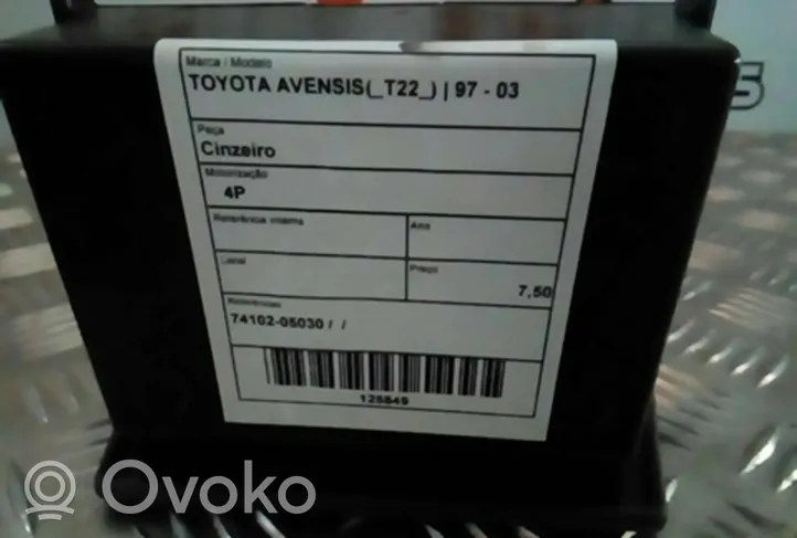 Toyota Avensis Verso Peleninė panelėje 
