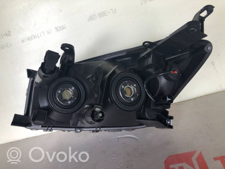 Toyota RAV 4 (XA30) Lampa przednia 8113042320