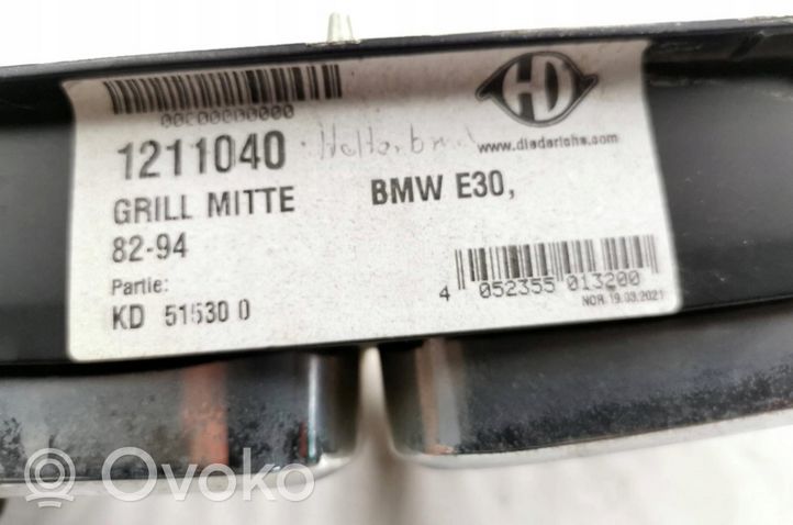 BMW 3 E30 Grille calandre supérieure de pare-chocs avant 1211040