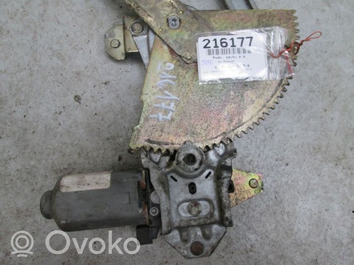 Volkswagen PASSAT B3 Front door window regulator with motor 