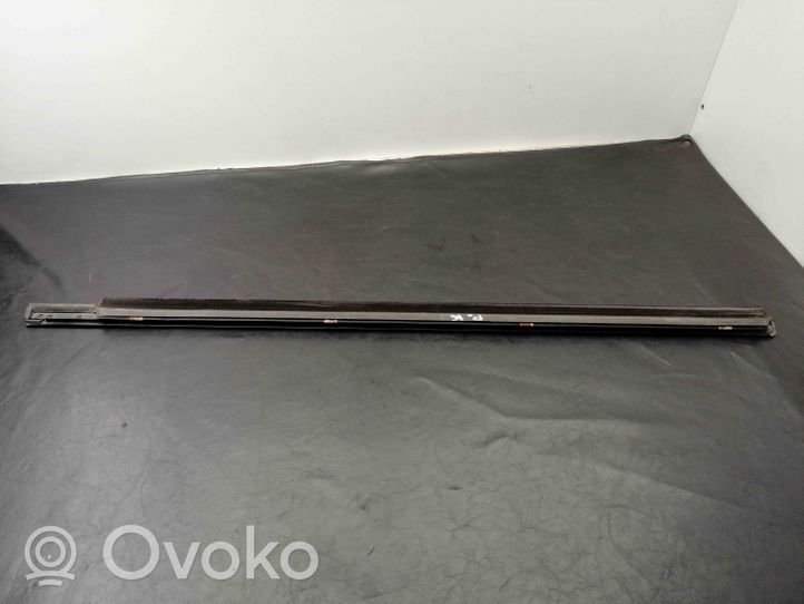 Mercedes-Benz E W211 Rivestimento modanatura del vetro della portiera anteriore A2116900380