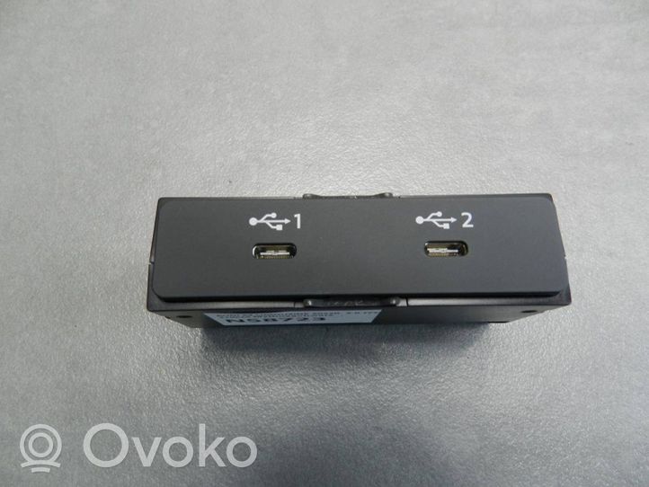 Audi A3 8Y Gniazdo / Złącze USB 82A035736A