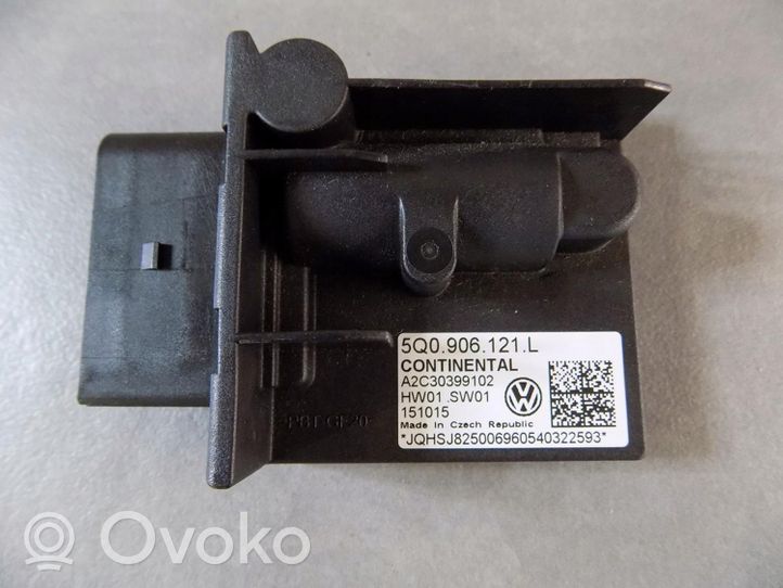 Volkswagen Golf Sportsvan Degvielas sūkņa vadības bloks 5Q0906121L