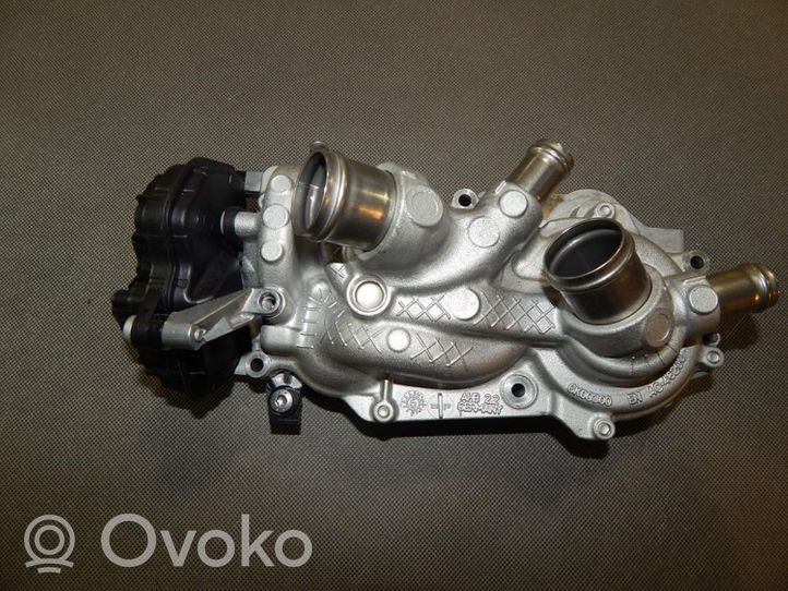 Volkswagen Golf VII Pompe de circulation d'eau 04E907593