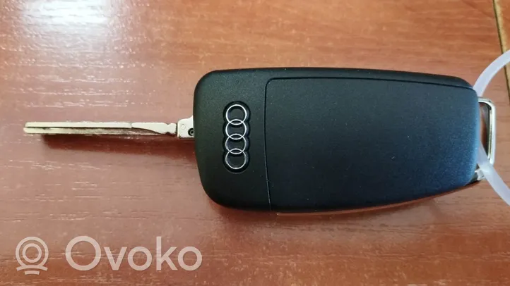 Audi A1 Ignition key/card 8X0037220D