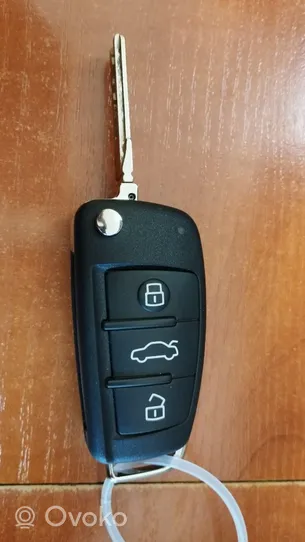 Audi A1 Ignition key/card 8X0037220D