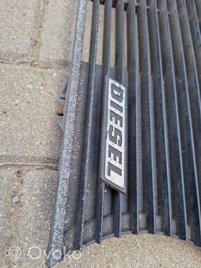 Volkswagen Golf I Grille calandre supérieure de pare-chocs avant 171853653