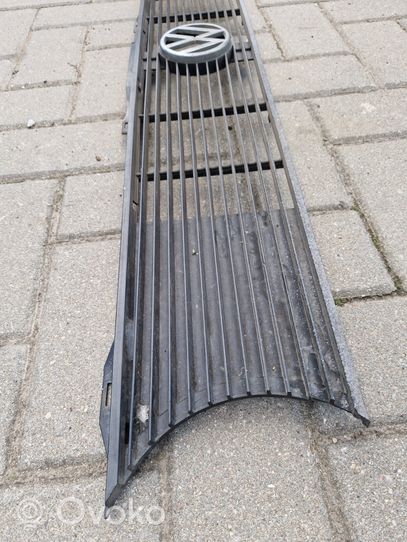 Volkswagen Golf I Grille calandre supérieure de pare-chocs avant 171853653