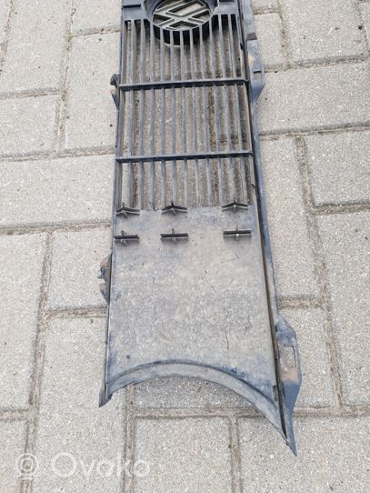 Volkswagen Golf I Grille calandre supérieure de pare-chocs avant 171853653