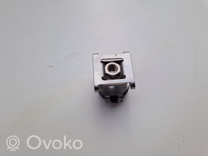 Audi Q3 F3 Ajovalon kannake 4G8806305