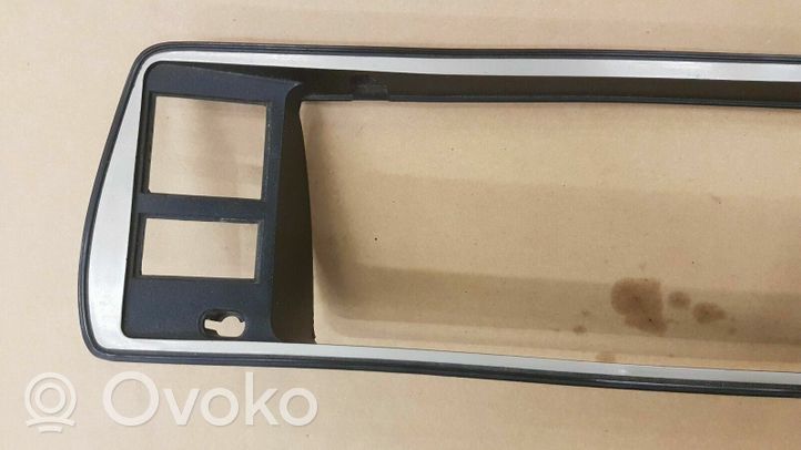 Volkswagen Jetta I Panelės apdailos skydas (centrinis) 321867241E