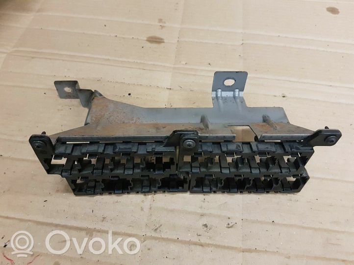 Volkswagen Transporter - Caravelle T5 Relay mounting block 7H1971301A