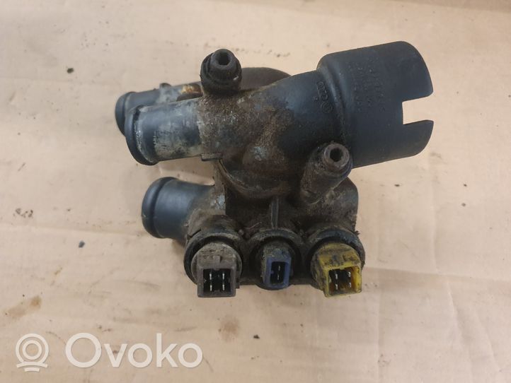 Volkswagen Golf III Boîtier de thermostat / thermostat 021121133D