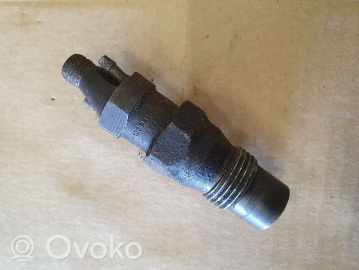 Volkswagen Jetta I Inyector de combustible 068130201C