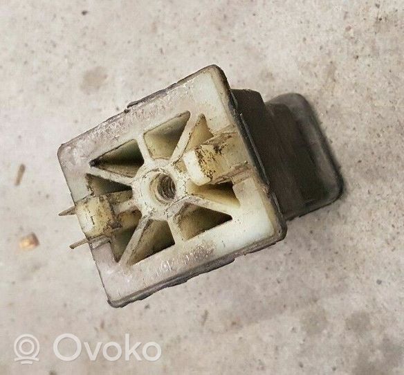 Volkswagen Transporter - Caravelle T5 Fixation de radiateur 7H0121276A