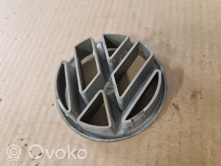 Volkswagen PASSAT B3 Mostrina con logo/emblema della casa automobilistica 357853601E