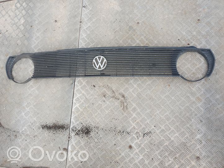 Volkswagen PASSAT Grille calandre supérieure de pare-chocs avant 321853653